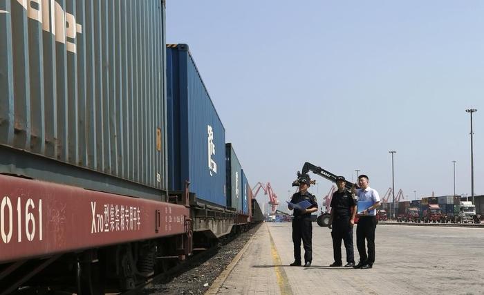 陜西貨物進出口新篇章 陸海聯動、海鐵直運首班出口汽車專列抵青發運